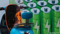 Kebakaran jenis ini kini dapat dipadamkan dengan APAR jenis Lith-PRO Fire Extinguisher alat pemadam yang dirancang khusus untuk menangani kebakaran yang disebabkan oleh kerusakan atau kebakaran pada baterai Lithium-ion. PT. Indolok Bakti Utama mengumumkan 3 produk inovasi berupa Lith-PRO, GRENOZ, dan Fire Tape di MM 2100, Cikarang, Rabu (2/10/2024).