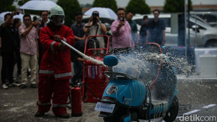 Gak Sembarangan, Ini Cara Padamkan Kebakaran Motor Listrik Meski tergolong aman, kendaraan listrik masih dapat terbakar terutama saat terjadinya reaksi pelarian termal. Begini caranya memadamkan api saat terjadi kebakaran motor listrik.