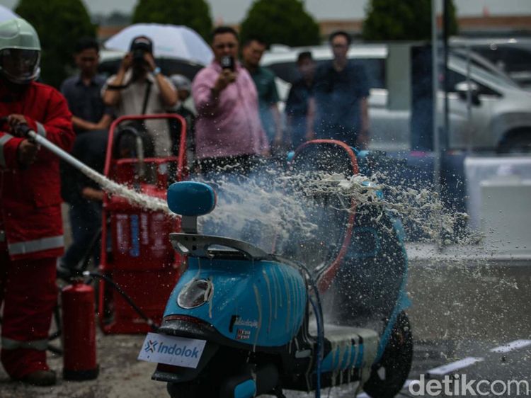 Gak Sembarangan, Ini Cara Padamkan Kebakaran Motor Listrik