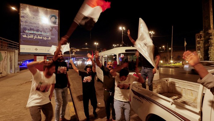Iraqi celebrate on a street, after the IRGC attack on Israel, in Najaf, Iraq, October 1, 2024. REUTERS/Alaa Al-Marjani