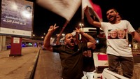 Warga Irak turun ke jalan-jalan kota Baghdad, Selasa (1/10/2024) dini hari untuk menunjukkan dukungan atas serangan Iran ke Israel. (REUTERS/Alaa Al-Marjani) 