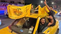 Mereka melakukan konvoi dengan mobil dan bersorak kemenangan untuk merayakan serangan terhadap negara zionis tersebut. (REUTERS/Ahmed Saad) 