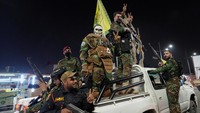 Selain warga, para pejuang kelompok Syiah yang didukung Iran juga ikut merayakan serangan tersebut. (REUTERS/Essam Al-sudani) 