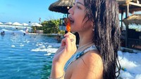 Pergi ke Bali menjadi liburan yang indah bagi Happy Asmara. Selain menikmati pantai, ia juga menyantap makanan lezat dari kedai-kedai lokal. Foto: Instagram/happy_asmara77