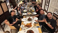 Kekompakan Happy Asmara dan orang-orang terdekat juga tertuang dalam meja makan. Ia seringkali membawa rombongannya untuk makan bersama. Foto: Instagram/happy_asmara77