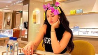Sekadar bersantai ke kafe juga dilakukan untuk beristirahat. Kue kering manis ditemani air mineral pun dilahap oleh Happy Asmara. Foto: Instagram/happy_asmara77