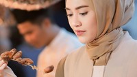 Pada bulan ramadan lalu, Happy Asmara bahkan sengaja pergi umroh. Di Mekkah dan Madinah ia berbagi kurma kepada orang-orang yang ditemuinya. Foto: Instagram/happy_asmara77