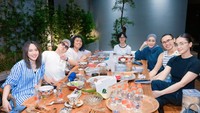 Tidak hanya sekadar konten semata, Happy Asmara memang sosok foodies yang senang kulineran. Ia juga tak jarang menyempatkan waktu untuk makan malam bersama sahabatnya. Foto: Instagram/happy_asmara77
