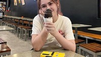 Sesekali Happy Asmara menyantap makanan manis. Apalagi yang dingin dan manis seperti es krim untuk merelaksasi dirinya.  Foto: Instagram/happy_asmara77