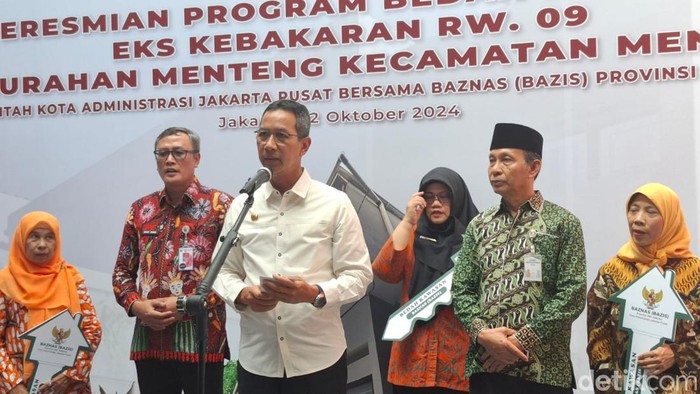 Heru Budi menyerahkan kunci rumah korban terdampak kebakaran Menteng, Jakpus.