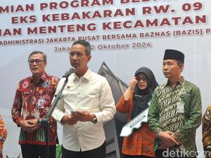 Heru Budi Serahkan 20 Kunci Rumah Korban Kebakaran di Menteng Jakpus