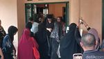Ikang Fawzi Dipapah Anak Menuju Pemakaman Marissa Haque