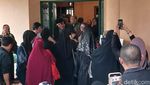 Ikang Fawzi Dipapah Anak Menuju Pemakaman Marissa Haque