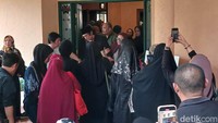 Ikang Fawzi dipapah anaknya, Chiki Fawzi, untuk tetap kuat setelah ditinggal istrinya. (Foto: febryantino nur pratama)