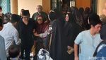 Ikang Fawzi Dipapah Anak Menuju Pemakaman Marissa Haque