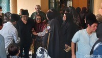 Ikang Fawzi tertunduk lesu di antara pelayat. (Foto: febryantino nur pratama)