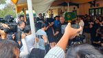 Ikang Fawzi Dipapah Anak Menuju Pemakaman Marissa Haque