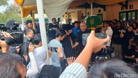 Ikang Fawzi ingin selalu berdekatan dengan mendiang istrinya, namun coba ditenangkan kerabat. (Foto: febryantino nur pratama)