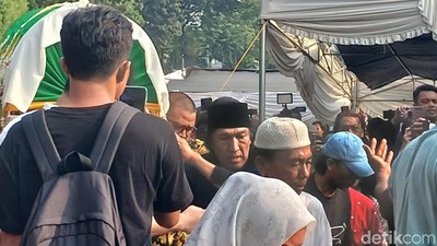 Ikang Fawzi Gotong Keranda Jenazah Marissa Haque ke Liang Lahad