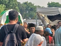 Ikang Fawzi Gotong Keranda Jenazah Marissa Haque ke Liang Lahad
