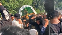 Ikang Fawzi terlihat masih bertenaga untuk menggotong keranda jenazah Marissa Haque. (Foto: febryantino nur pratama)