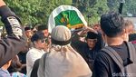 Ikang Fawzi Gotong Keranda Jenazah Marissa Haque ke Liang Lahad