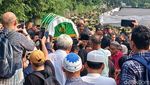 Ikang Fawzi Gotong Keranda Jenazah Marissa Haque ke Liang Lahad