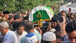 Ikang Fawzi Gotong Keranda Jenazah Marissa Haque ke Liang Lahad