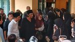 Ikang Fawzi Dipapah Anak Menuju Pemakaman Marissa Haque