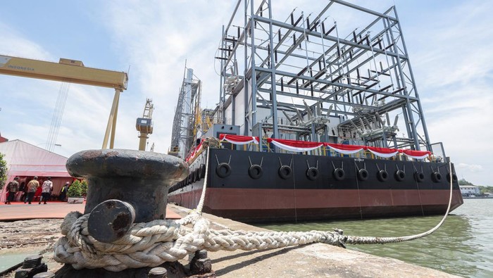 Ini Pembangkit Listrik Terapung buat Penuhi Energi di Daerah Pekerja meninjau mesin pembangkit listrik terapung atau Barge Mounted Power Plant (BMPP) Nusantara II usai diresmikan di Dermaga Bandar Barat, Divisi Kapal Niaga PT PAL Indonesia, Surabaya, Jawa Timur, Rabu (2/10/2024). PT PAL Indonesia berkolaborasi dengan PT PLN Indonesia Power resmi meluncurkan BMPP Nusantara II dengan kapasitas 60 megawaat dan memiliki teknologi dual fuel (disel dan gas) yang akan dioperasikan di Kolaka, Sulawesi Tenggara guna mendukung pemerataan energi nasional di wilayah-wilayah yang minim akses listrik. ANTARA FOTO/Rizal Hanafi/wpa.
