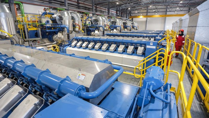 Ini Pembangkit Listrik Terapung buat Penuhi Energi di Daerah Pekerja meninjau mesin pembangkit listrik terapung atau Barge Mounted Power Plant (BMPP) Nusantara II usai diresmikan di Dermaga Bandar Barat, Divisi Kapal Niaga PT PAL Indonesia, Surabaya, Jawa Timur, Rabu (2/10/2024). PT PAL Indonesia berkolaborasi dengan PT PLN Indonesia Power resmi meluncurkan BMPP Nusantara II dengan kapasitas 60 megawaat dan memiliki teknologi dual fuel (disel dan gas) yang akan dioperasikan di Kolaka, Sulawesi Tenggara guna mendukung pemerataan energi nasional di wilayah-wilayah yang minim akses listrik. ANTARA FOTO/Rizal Hanafi/wpa.