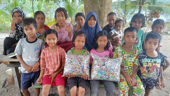 Inovasi Kapolsek Manipa Ipda Edwin Ricardo Mangare mengolah sampah jadi eco pillow. Ipda Edwin juga membuat rumah baca untuk anak-anak.