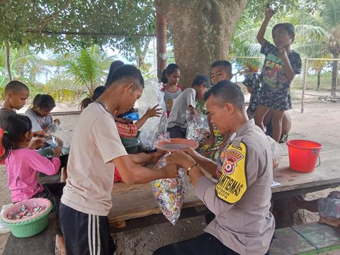 Inovasi Kapolsek Manipa Ipda Edwin Ricardo Mangare mengolah sampah jadi eco pillow. Ipda Edwin juga membuat rumah baca untuk anak-anak.