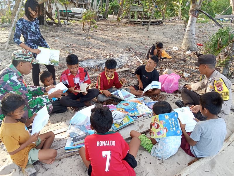 Inovasi Kapolsek Manipa Ipda Edwin Ricardo Mangare mengolah sampah jadi eco pillow. Ipda Edwin juga membuat rumah baca untuk anak-anak.