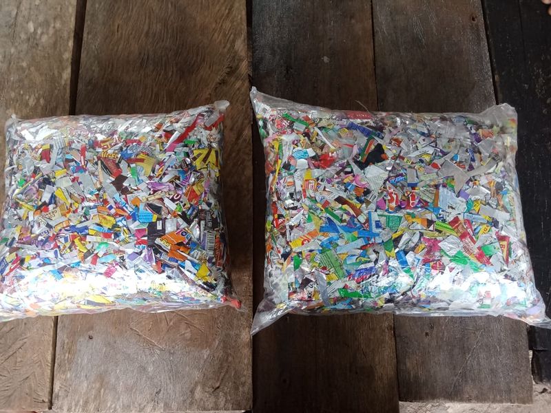 Inovasi Kapolsek Manipa Ipda Edwin Ricardo Mangare mengolah sampah jadi eco pillow. Ipda Edwin juga membuat rumah baca untuk anak-anak.