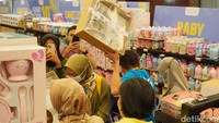 Kegiatan yang diselenggarakan empat perusahaan yakni Homeco Living, Green Leaf, Hawaii, dan Technoplast ini menjadi ajang bergengsi untuk menyuguhkan sejumlah produk rumah tangga unggulan yang berkualitas tinggi.