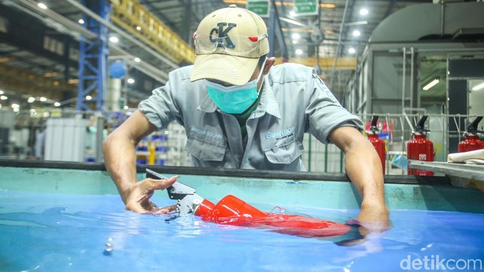 Intip Pabrik Pembuatan APAR untuk Kendaraan Listrik di Cikarang Pekerja memeriksa kebocoran pada Alat Pemadam Api Ringan (APAR) di Cikarang, Bekasi, Rabu (2/10/2024).