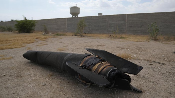 Iran-Israel Panas, Pecahan Rudal Jatuh di Tepi Barat An officer of the Palestinian National forces inspects part of a rocket, launched during Iran's strike against Israel, at a facility of his unit in the West Bank city of Jericho Wednesday, Oct. 2, 2024. (AP Photo/Nasser Nasser)