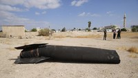Petugas dari pasukan Nasional Palestina memeriksa bagian dari roket yang diluncurkan selama serangan Iran terhadap Israel, di fasilitas unit mereka di kota Jericho, Tepi Barat, Rabu (2/10/2024).