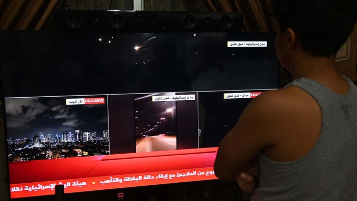 Iran Tembak 180 Rudal ke Israel, Berhasil Tembus Iron Dome BEIRUT, LEBANON - OCTOBER 01: Lebanese follow the Iranian missile attacks on Israel on their TV screens in Beirut, Lebanon on October 01, 2024. Houssam Shbaro / AnadoluNo Use USA No use UK No use Canada No use France No use Japan No use Italy No use Australia No use Spain No use Belgium No use Korea No use South Africa No use Hong Kong No use New Zealand No use Turkey