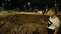 Rudal-rudal itu jatuh di wilayah Herzliya, sebelah utara Tel Aviv, Israel, membuat lubang raksasa. Serangan itu memicu sirene di seluruh negeri, khususnya di Tel Aviv. (Saeed Qaq/Anadolu via Reuters) 