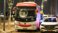 Mobil-mobil di Herzliya hancur saat rudal Iran berhasil mencapai wilayah tersebut. (Saeed Qaq/Anadolu via Reuters) 