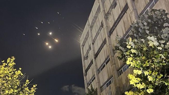Iran Tembak 180 Rudal ke Israel, Berhasil Tembus Iron Dome Rockets fly over Jerusalem on Oct. 1, 2024, as Iran launches ballistic missiles at Israel in retaliation for the killings of Hassan Nasrallah, leader of Lebanon's Hezbollah militant group, and others. (Kyodo)
==Kyodo
NO USE JAPAN