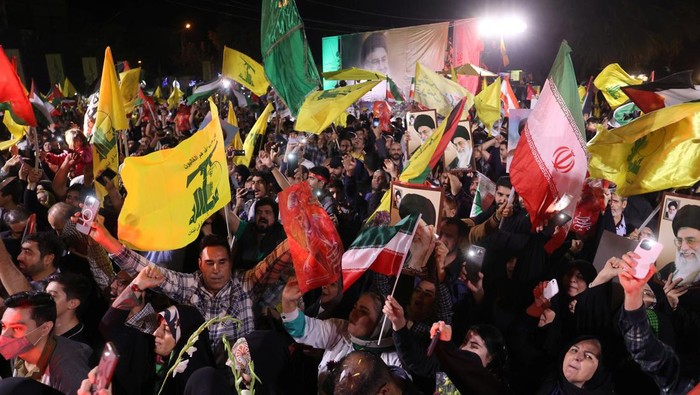 Iranians celebrate on a street after the IRGC attack on Israel, in Tehran, Iran, October 1, 2024. Majid Asgaripour/WANA (West Asia News Agency) via REUTERS ATTENTION EDITORS - THIS IMAGE HAS BEEN SUPPLIED BY A THIRD PARTY   ATTENTION EDITORS - THIS P