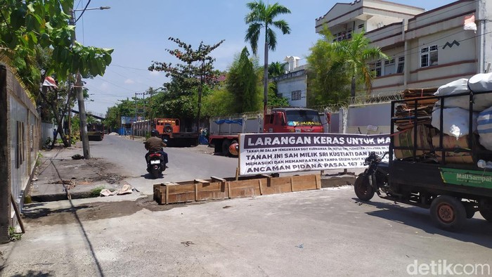 Warga menutup Jalan Gatot Subroto Baru di Kota Makassar, Sulawesi Selatan (Sulsel).