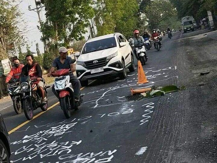 Jalan rusak di Sidayu, Gresik yang dicorat-coret dan ditanam pisang oleh warga