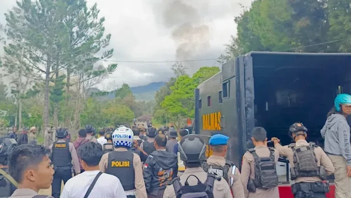 Bentrok antarsuku terjadi di Kabupaten Jayawijaya, Papua Pegunungan. Polisi melaporkan 5 orang tewas dalam bentrokan tersebut.