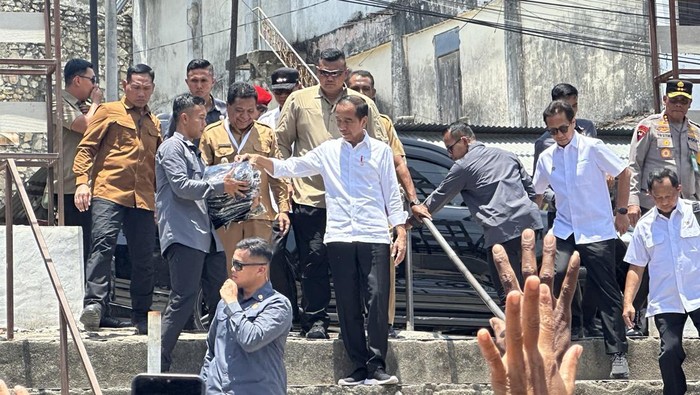 Jokowi di Pasar Kefamenanu NTT