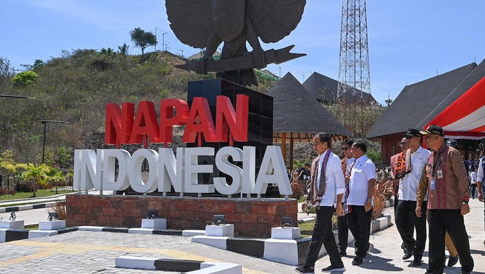 Presiden Joko Widodo (tengah) didampingi Menteri Dalam Negeri sekaligus Kepala Badan Nasional Pengelola Perbatasan (BNPP) Tito Karnavian (ketiga kanan), Menteri Kesehatan Budi Gunadi Sadikin (ketiga kiri), Pj Gubernur NTT Andriko Noto Susanto (kedua kanan), Dirjen Cipta Karya Kementerian PUPR Diana Kusumastuti (kedua kiri), Plh Sekretaris BNPP Irjen Pol. Makhruzi Rahman (kiri) dan Plt Bupati Timor Tengah Utara Eusabius Binsasi (kanan) menyampaikan pengarahan sebelum peresmian secara simbolis tujuh Pos Lintas Batas Negara (PLBN) Terpadu di PLBN Napan, Kabupaten Timor Tengah Utara, NTT, Rabu (2/10/2024). Dalam kesempatan tersebut Presiden Jokowi sekaligus meresmikan tujuh PLBN, antara lain PLBN Napan NTT, PLBN Serasan di Kabupaten Natuna Kepri, PLBN Jagoi Babang di Kabupaten Bengkayang Kalbar, PLBN Sei Nyamuk di Pulau Sebatik (Kaltara), PLBN Labang di Kabupaten Nunukan Kaltara, PLBN Long Nawang Kabupaten Malinau Kaltara, dan PLBN Yetetkun di Distrik Ninati, Boven Digoel, Papua Selatan. ANTARA FOTO/Sigid Kurniawan/app/wpa.