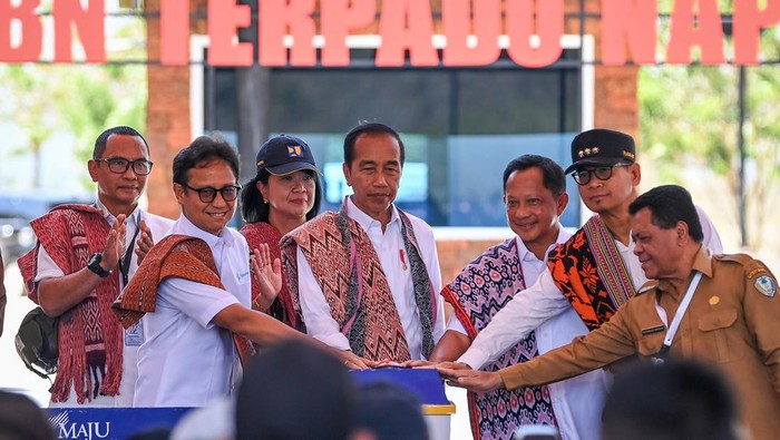 Jokowi Resmikan Tujuh PLBN Presiden Joko Widodo (tengah) didampingi Menteri Dalam Negeri sekaligus Kepala Badan Nasional Pengelola Perbatasan (BNPP) Tito Karnavian (ketiga kanan), Menteri Kesehatan Budi Gunadi Sadikin (ketiga kiri), Pj Gubernur NTT Andriko Noto Susanto (kedua kanan), Dirjen Cipta Karya Kementerian PUPR Diana Kusumastuti (kedua kiri), Plh Sekretaris BNPP Irjen Pol. Makhruzi Rahman (kiri) dan Plt Bupati Timor Tengah Utara Eusabius Binsasi (kanan) menyampaikan pengarahan sebelum peresmian secara simbolis tujuh Pos Lintas Batas Negara (PLBN) Terpadu di PLBN Napan, Kabupaten Timor Tengah Utara, NTT, Rabu (2/10/2024). Dalam kesempatan tersebut Presiden Jokowi sekaligus meresmikan tujuh PLBN, antara lain PLBN Napan NTT, PLBN Serasan di Kabupaten Natuna Kepri, PLBN Jagoi Babang di Kabupaten Bengkayang Kalbar, PLBN Sei Nyamuk di Pulau Sebatik (Kaltara), PLBN Labang di Kabupaten Nunukan Kaltara, PLBN Long Nawang Kabupaten Malinau Kaltara, dan PLBN Yetetkun di Distrik Ninati, Boven Digoel, Papua Selatan. ANTARA FOTO/Sigid Kurniawan/app/wpa.